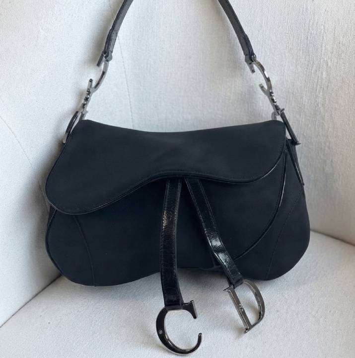 Foto de bolsa Dior Saddle vintage, archive da era Galliano no maior portal second hand de luxo do brasil.