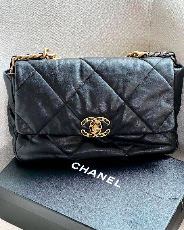 Foto de bolsa de luxo da chanel no second hand na semana do cliente 2026.