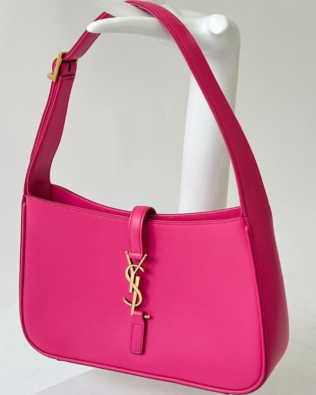 Foto de bolsa de luxo na cor rosa da Siant Laurent que vale o investimento.