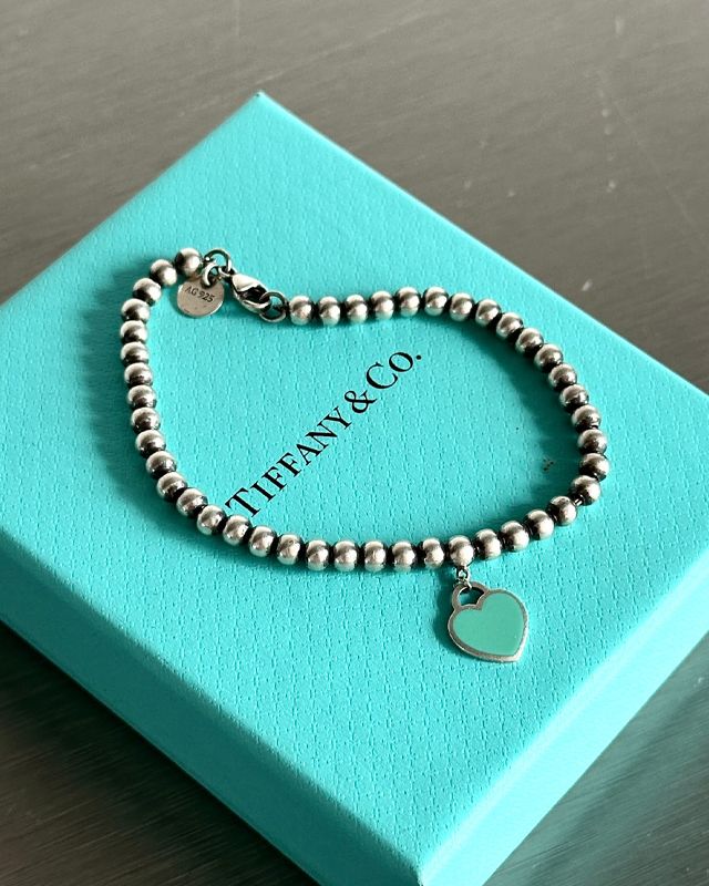 Pulseira Tiffany & Co Heart Tag Charm. Clique na imagem e confira mais modelos!