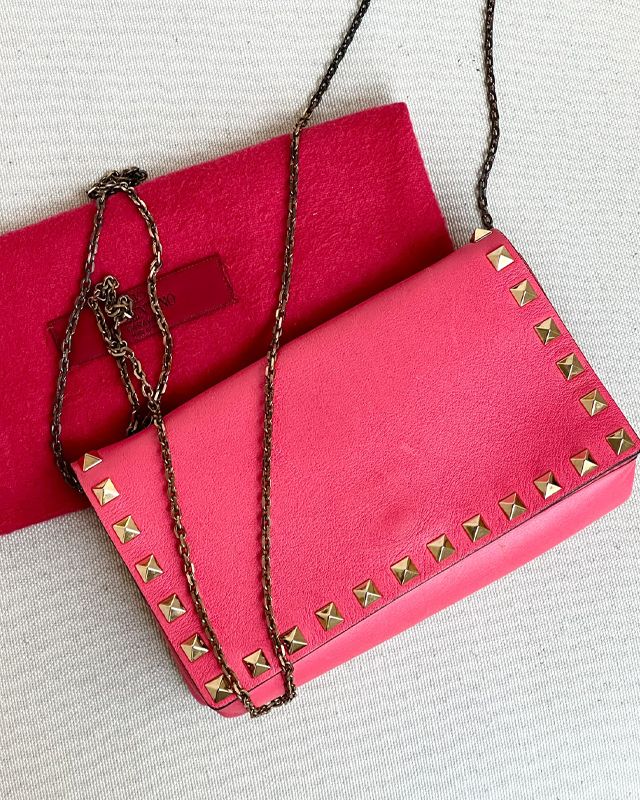 Foto de uma bolsa de luxo rosa da marca valentino que é clássica e vale o investimento.